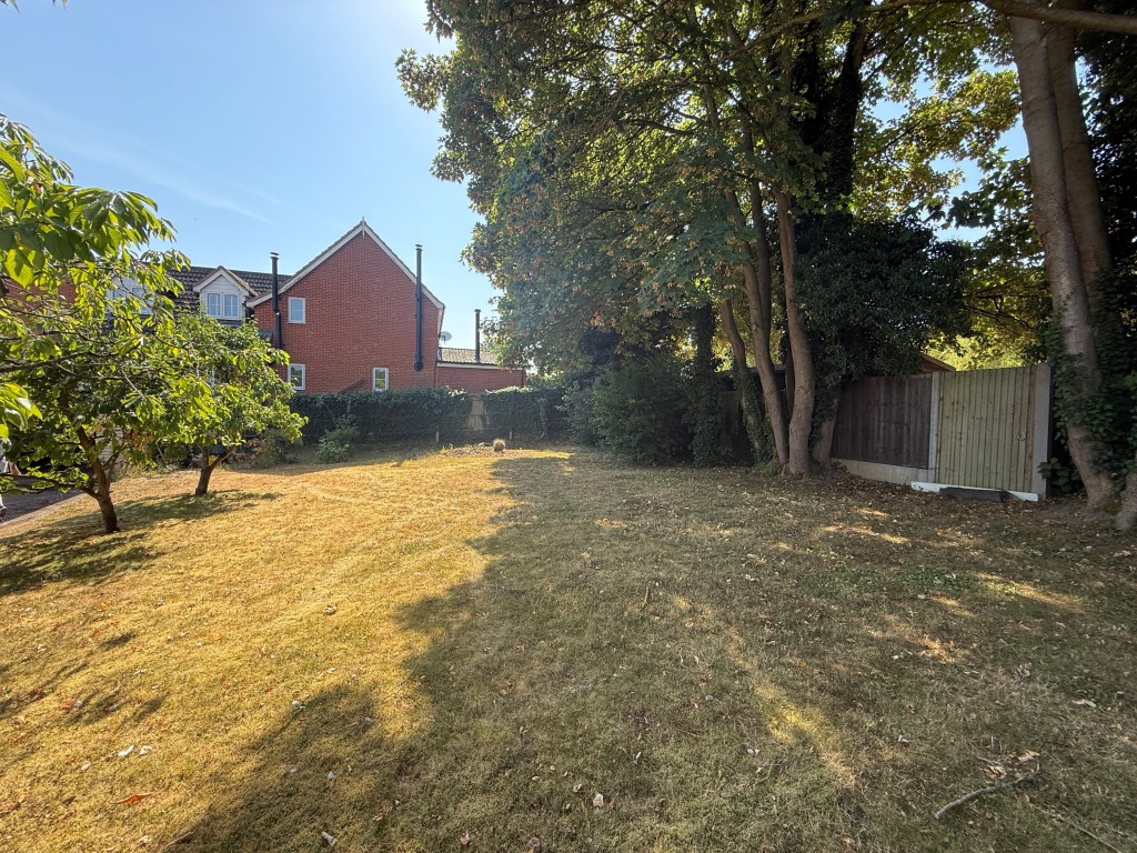 Lot: 171 - DETACHED HOUSE AND ASSOCIATED LAND WITH POTENTIAL - Rear garden